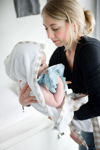 Baby bijna op aankleedkussen - badhanddoek